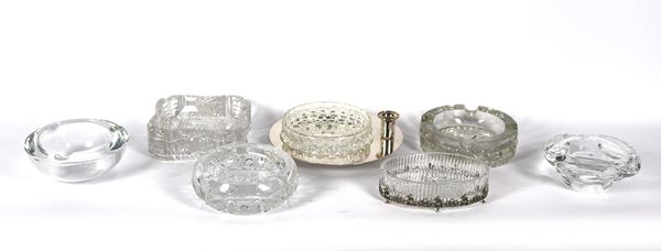 Crystal lot of five ashtrays, a small silver-plated metal centerpiece with candle holder and a small oval olive holder supported by a silver-plated metal base, embossed and chiselled (7 pcs.)  - Auction Asta a Tempo - FINE ART, ARREDI ANTIQUARIATO, RACCOLTE E COLLEZIONI PRIVATE - Gelardini Aste Casa d'Aste Roma