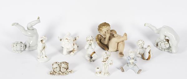 Lotto di dieci statuine in porcellana e ceramica "Giochi di putti" 