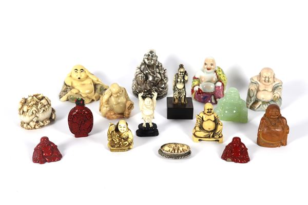 Lotto in porcellana, giada, pietra dura  e altri materiali di dodici statuine di "Buddha", una statuina di "Dignitario", una snuff bottle, un gruppetto con sacco e topini e una spilla ovale (16 pz.)