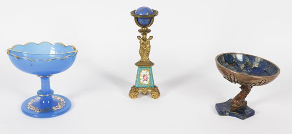 Antico lotto di una vaschetta in opaline celeste con incisioni dorate, una saliera in argento e lapislazzuli con sculturina di delfino e un piccolo tripode in porcellana e bronzo dorato con tre sculture di vestali che sorreggono mappamondo stellare (3 pz.)