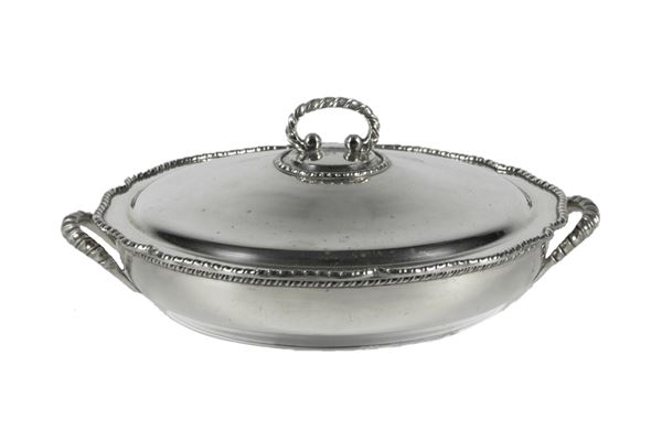 Round vegetable dish in silver
