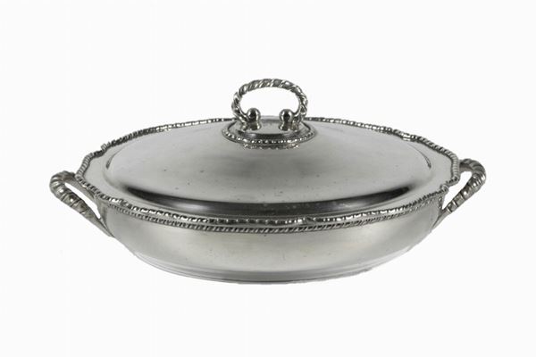 Round vegetable dish in silver
