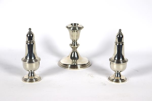 Set da tavola in argento sterling Titolo 925 di un candeliere, uno spargisale e uno spargipepe (3 pz.)