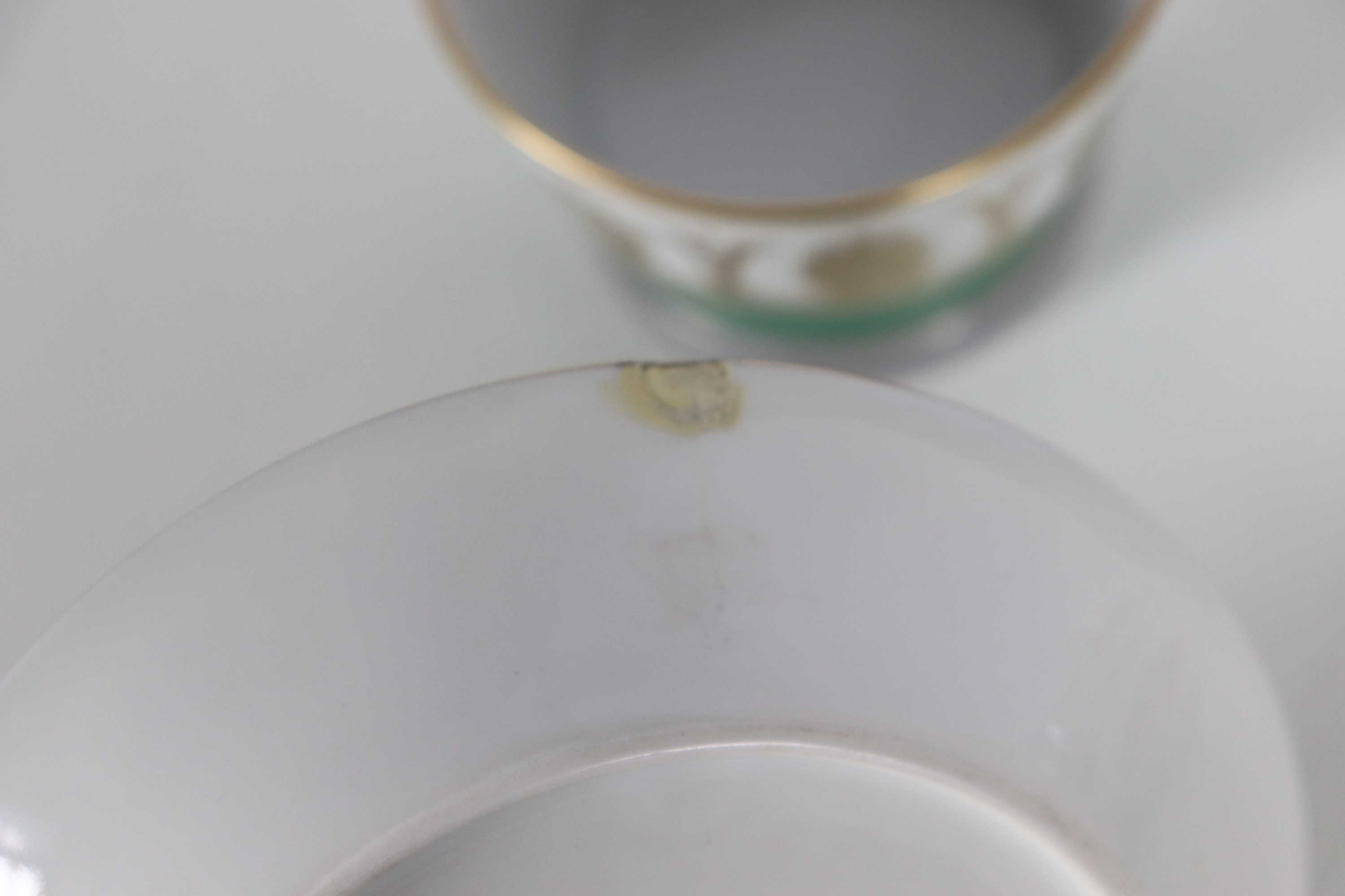 Antico servizio di sei piattini da dolce e sei tazze da tè con piattini in porcellana Richard Gin...