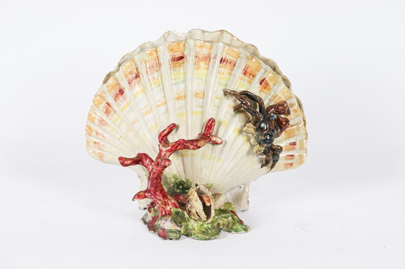"Conchiglia con ramo di corallo, molluschi e granchio", scultura in maiolica italiana smaltata e ...