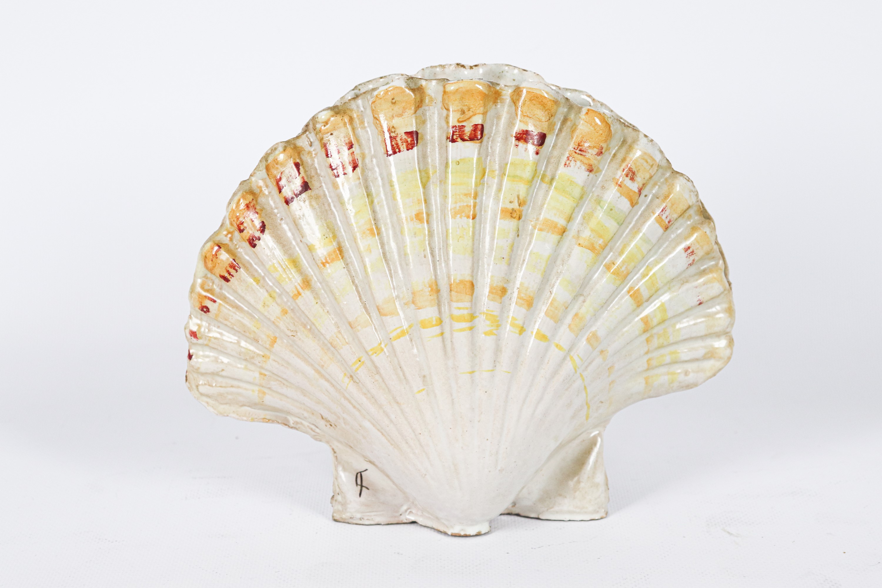 "Conchiglia con ramo di corallo, molluschi e granchio", scultura in maiolica italiana smaltata e ...