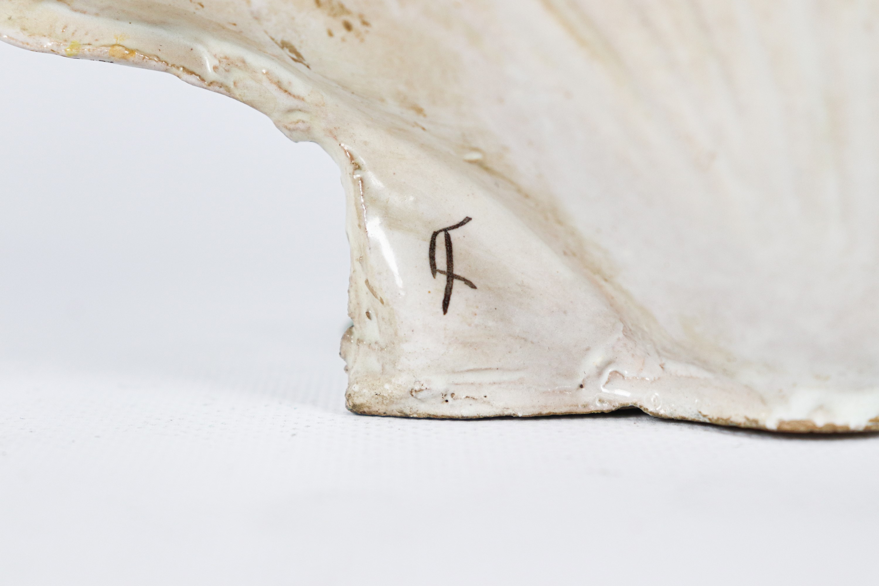 "Conchiglia con ramo di corallo, molluschi e granchio", scultura in maiolica italiana smaltata e ...