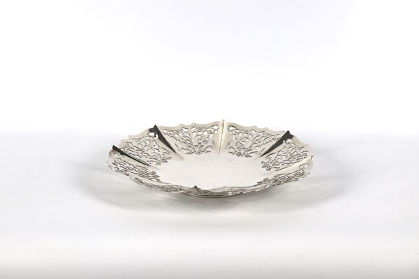 English Victorian Sheffield centrepiece, round shape with openwork, embossed and chased edge. Marked Mappin &amp; Webb