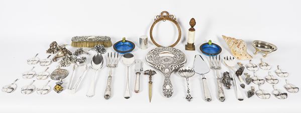 Lot of various objects in silver, silver-plated metal and gold-plated metal  - Auction Asta a Tempo - FINE ART, ARREDI ANTIQUARIATO, RACCOLTE E COLLEZIONI PRIVATE - Gelardini Aste Casa d'Aste Roma