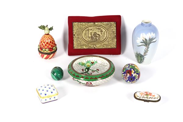 Lot of eight objects in porcelain, enamel and gilded copper