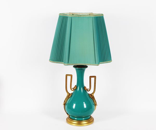 Lampada da tavolo a forma di vaso cinese in porcellana verde smaltata, con manici e base in bronzo dorato, sbalzato e cesellato