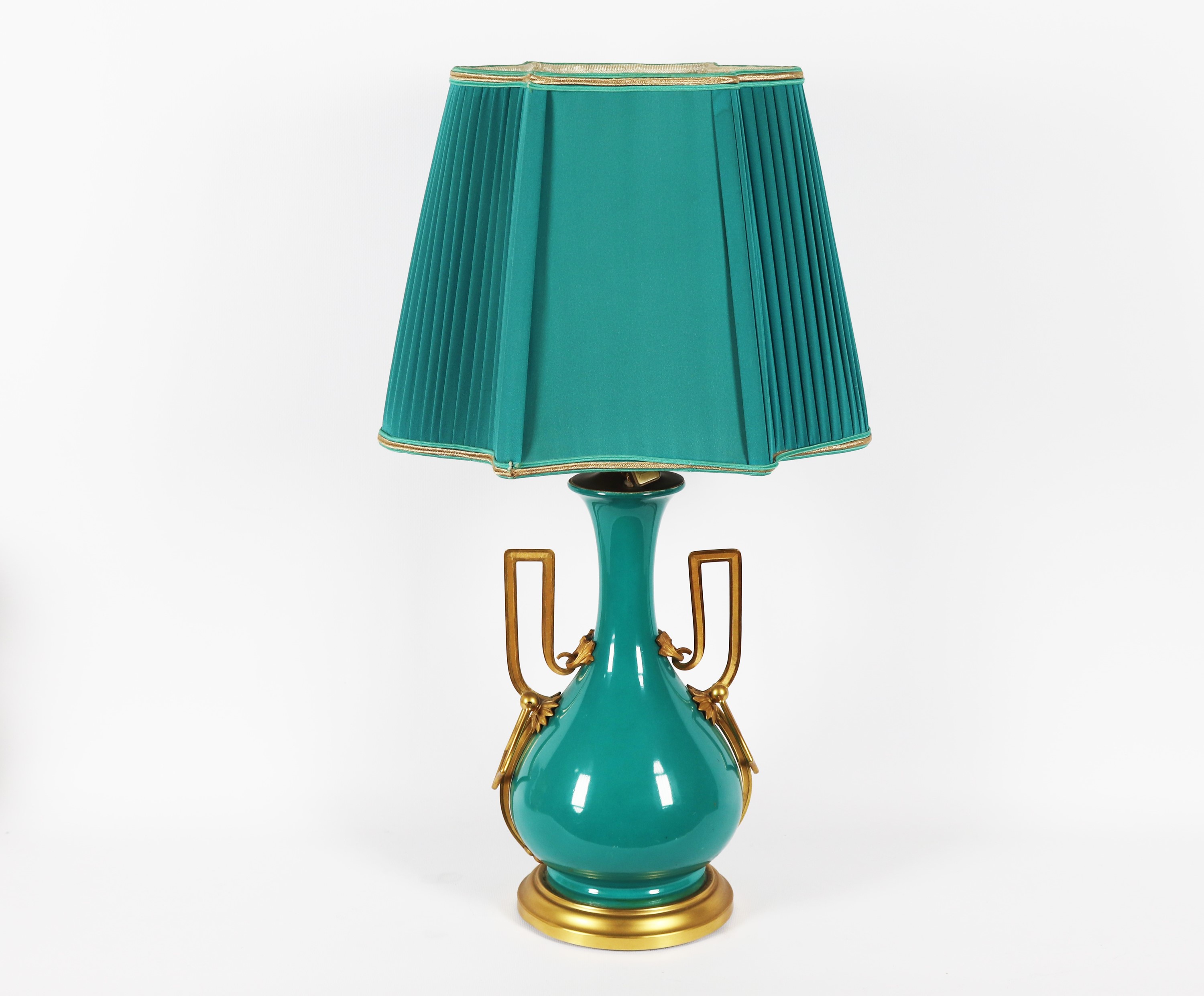 Lampada da tavolo a forma di vaso cinese in porcellana verde smaltata, con manici e base in bronz...