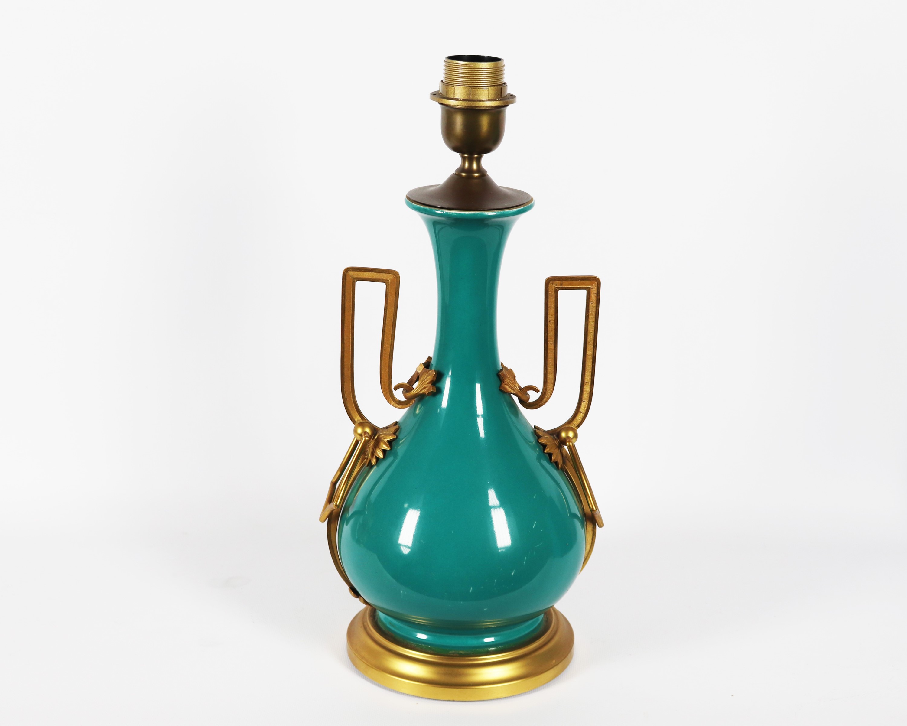 Lampada da tavolo a forma di vaso cinese in porcellana verde smaltata, con manici e base in bronz...