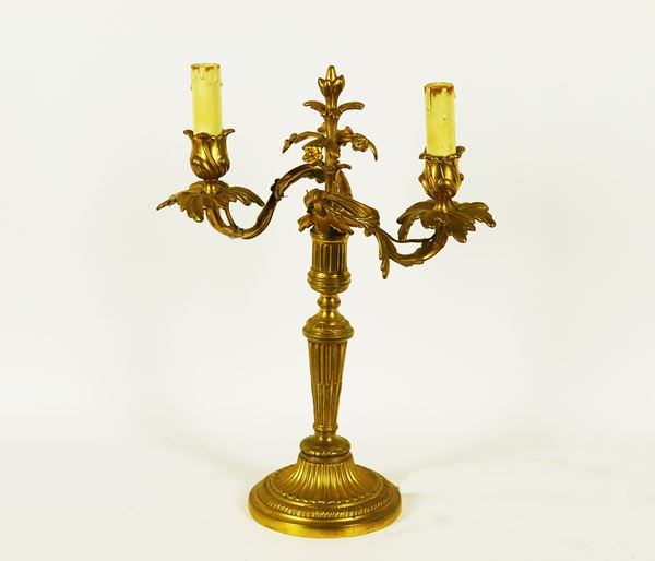 Antico candelabro francese in bronzo dorato, sbalzato e cesellato a due fiamme, riduzione a luce elettrica