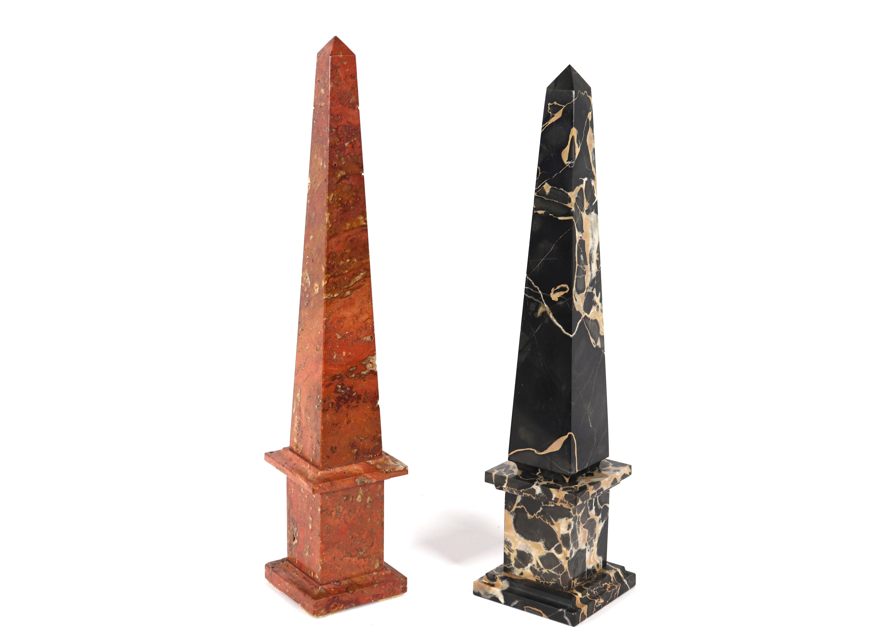 Lotto di due obelischi in marmi pregiati