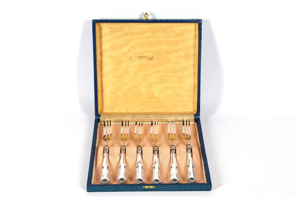 Lot of six dessert forks with handles in chiselled and embossed silver, with attached case