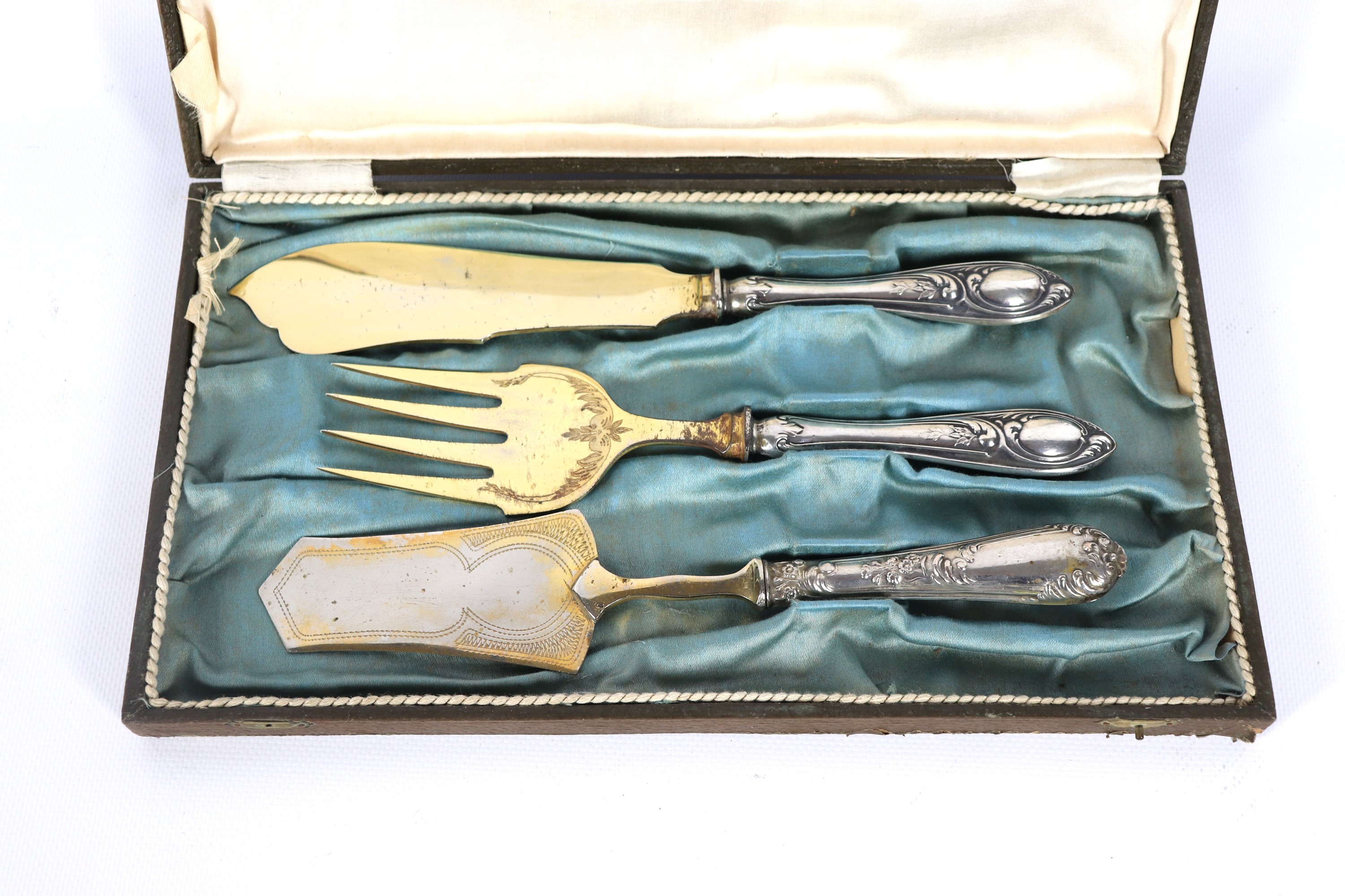 Lotto di tre posate da portata per dolce in vermeil con manici in argento cesellato e sbalzato, a...