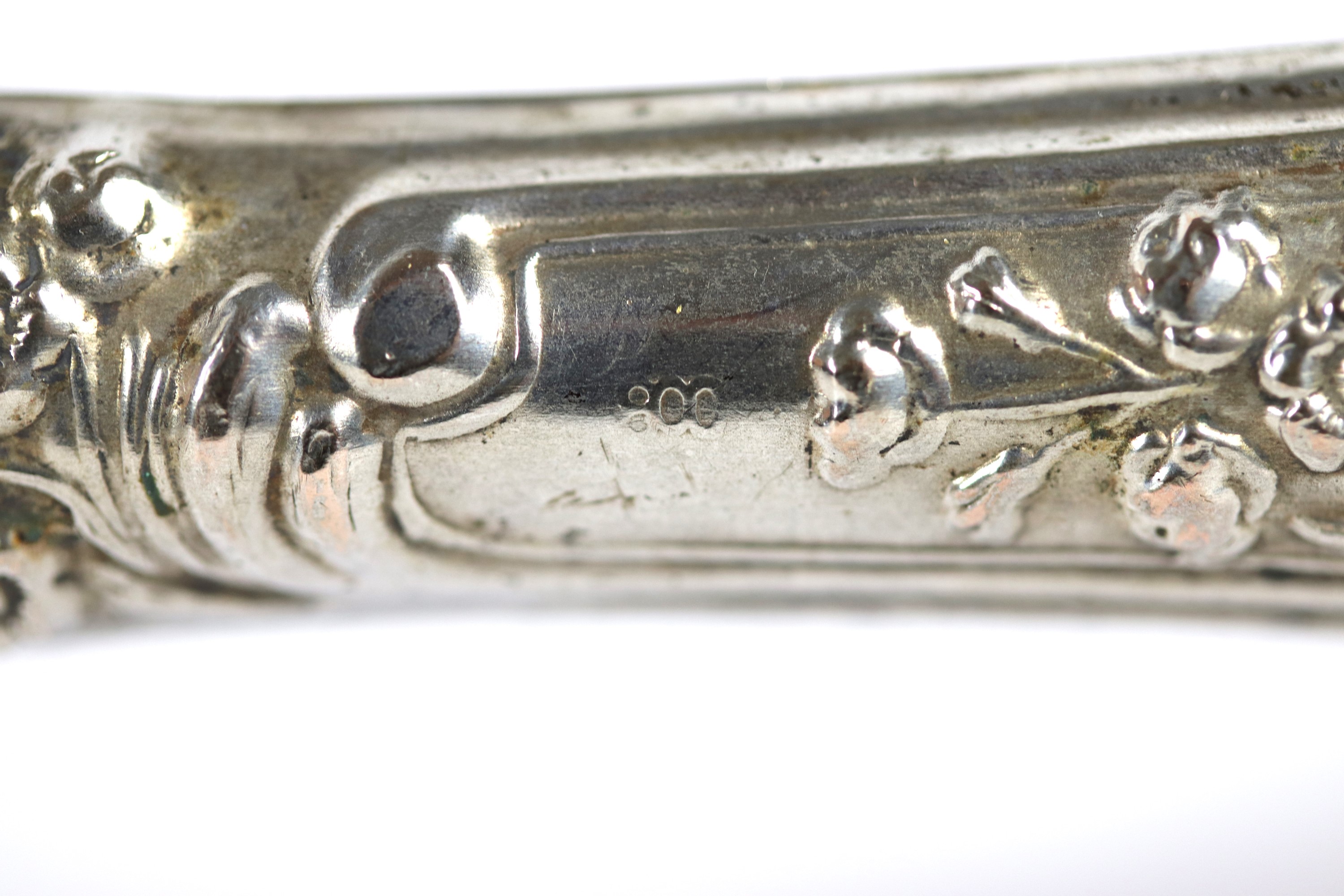 Lotto di tre posate da portata per dolce in vermeil con manici in argento cesellato e sbalzato, a...