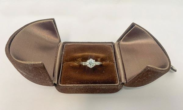 Anello in oro bianco 18kt con diamante centrale taglio antico ct 0,70 circa e due baguette di diamanti laterali ct 0,10 circa ciascuna, peso dell'oro 4 gr circa. Misura 15