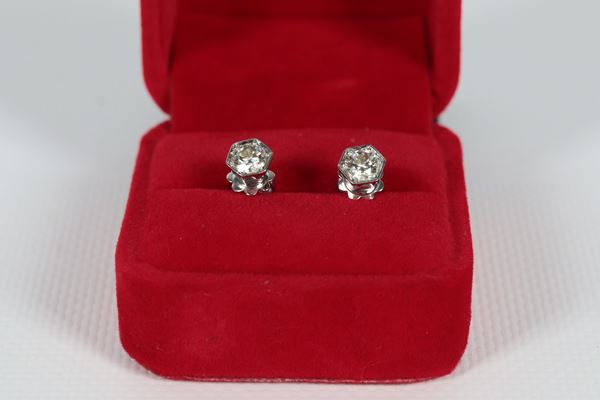 18kt white gold stud earrings with two diamonds of approximately 0.50 ct each, mounted with a hexagonal setting of approximately 2.50 gr.