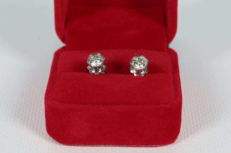 Orecchini a lobo in oro bianco 18kt con due diamanti ct 0,50 circa ciascuno, montati con castone ...