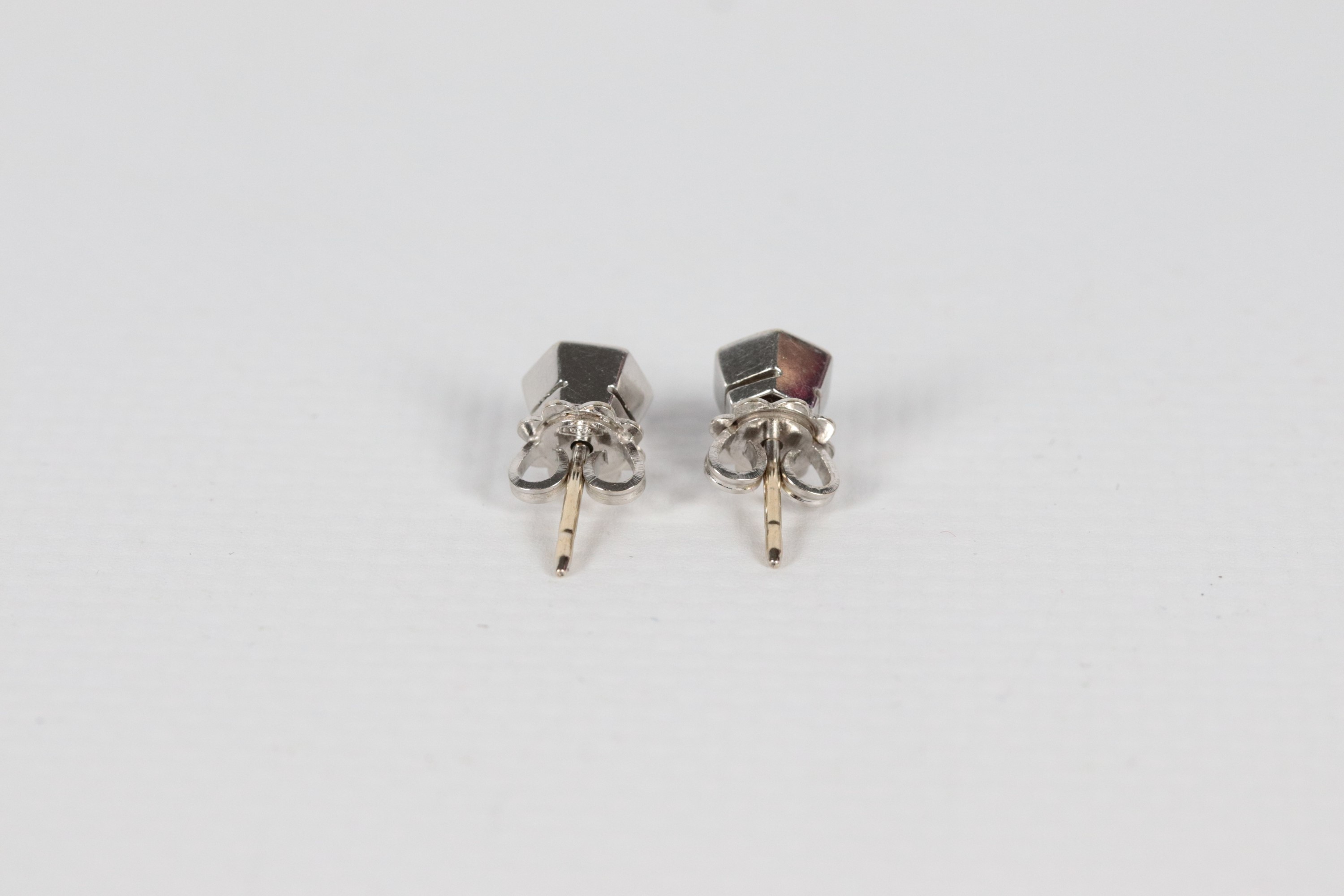 Orecchini a lobo in oro bianco 18kt con due diamanti ct 0,50 circa ciascuno, montati con castone ...