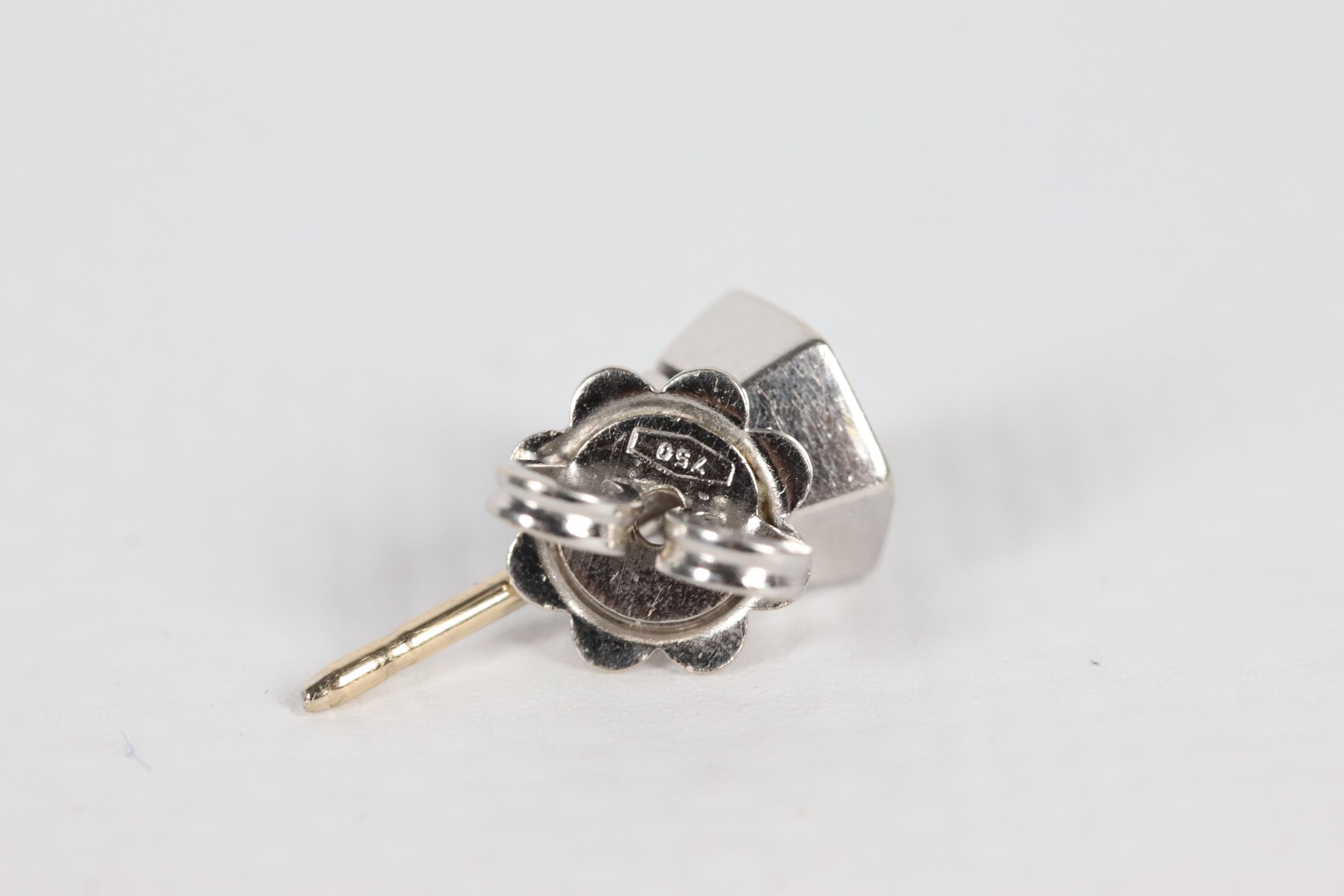Orecchini a lobo in oro bianco 18kt con due diamanti ct 0,50 circa ciascuno, montati con castone ...