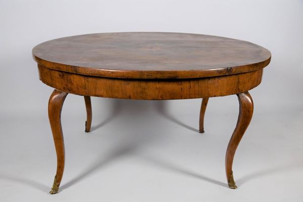 Living room table in walnut