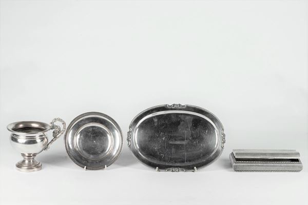 Lot in silver-plated, chiseled and embossed metal