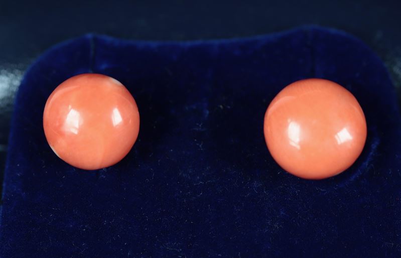 Orecchini a bottone in corallo di Sciacca 10 mm, 4 ct circa, con perno e chiusura in oro bianco 1...