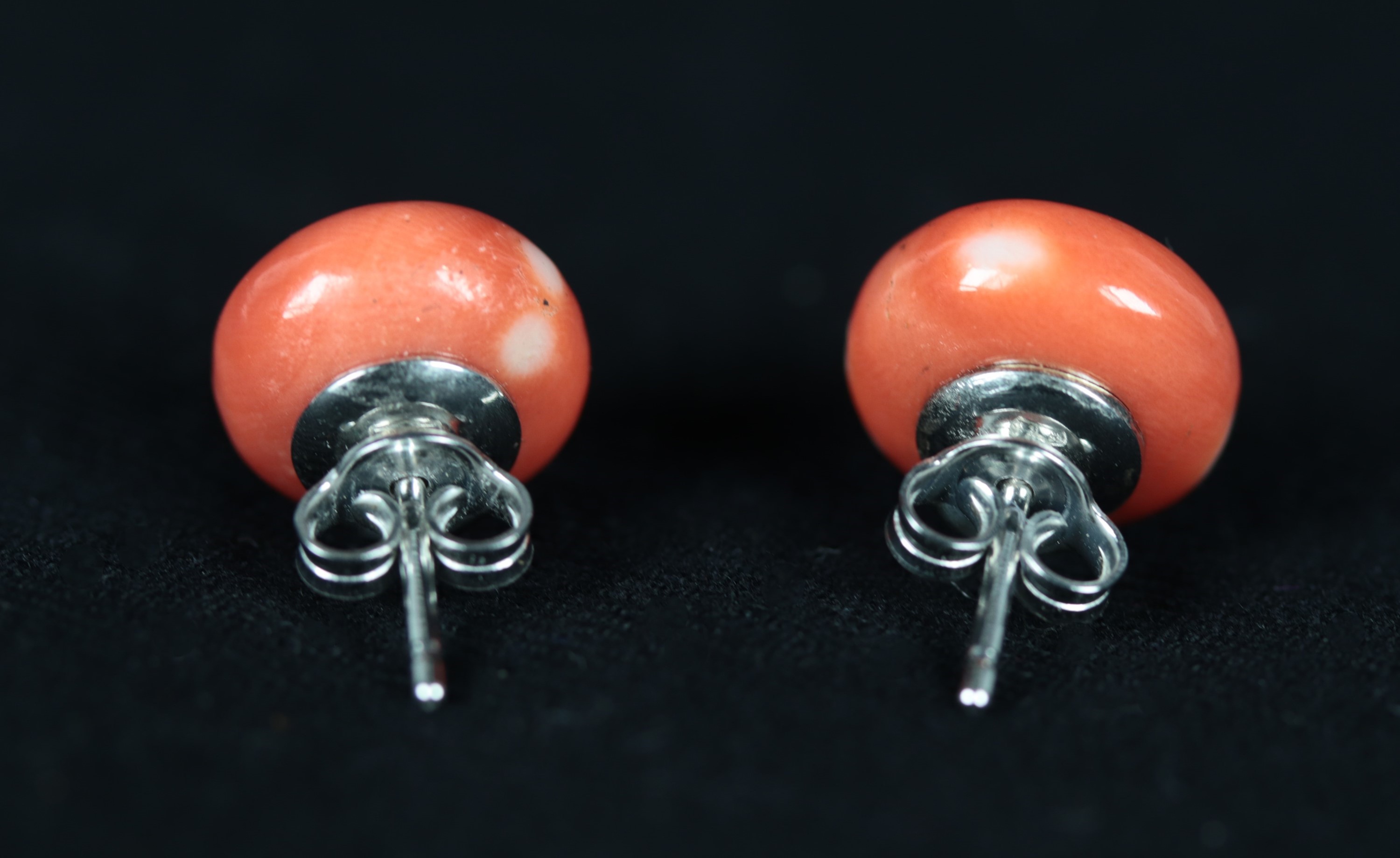 Orecchini a bottone in corallo di Sciacca 10 mm, 4 ct circa, con perno e chiusura in oro bianco 1...