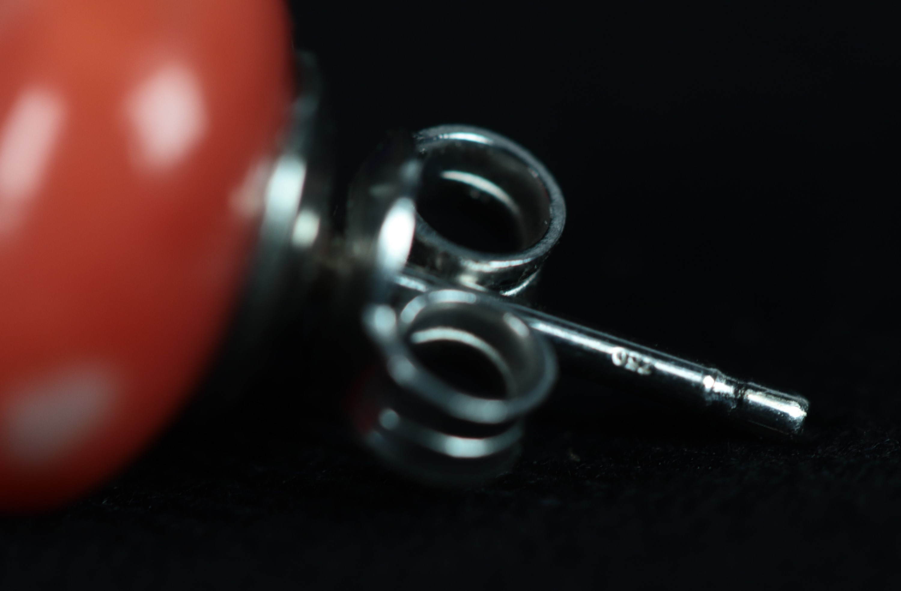 Orecchini a bottone in corallo di Sciacca 10 mm, 4 ct circa, con perno e chiusura in oro bianco 1...