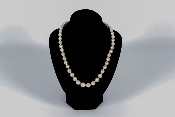 Necklace of cultured pearls from 0.5 to 10 mm approximately with 925 silver clasp. Some pearls are damaged, length 45 cm