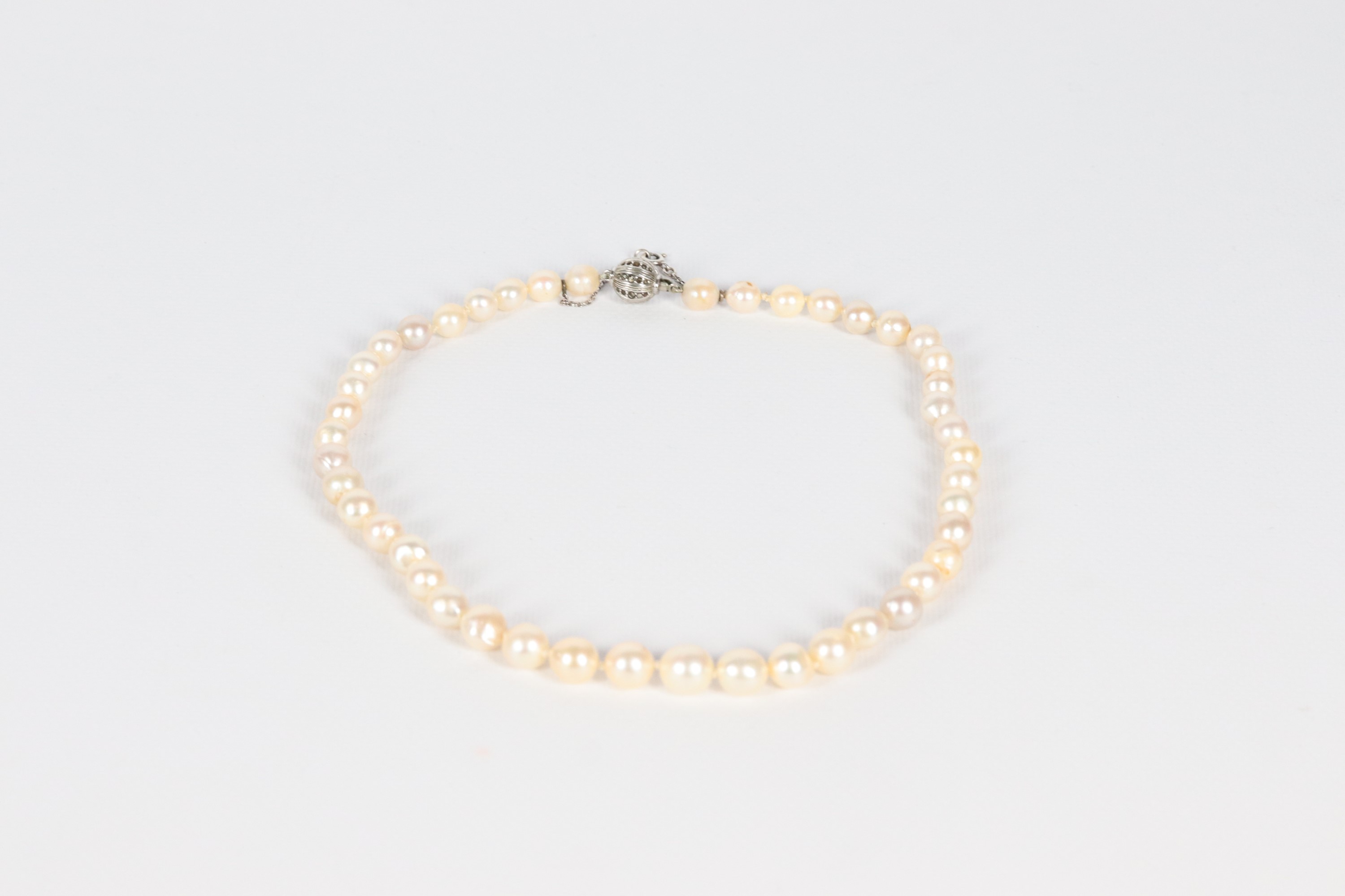 Collana di perle coltivate da 0,5 a 10 mm circa con chiusura in argento Titolo 925. Alcune perle ...