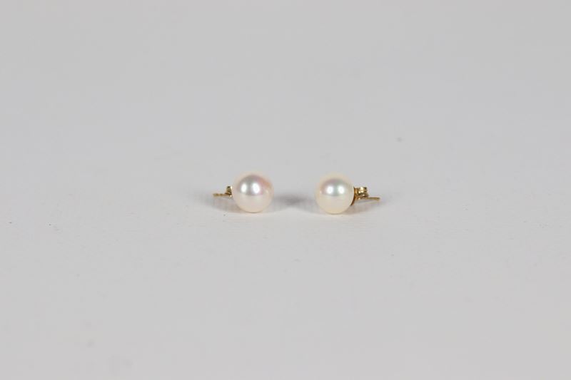 Orecchini a bottone con perle coltivate 8,5 mm, con perno e chiusura in oro giallo 18kt. Una farf...