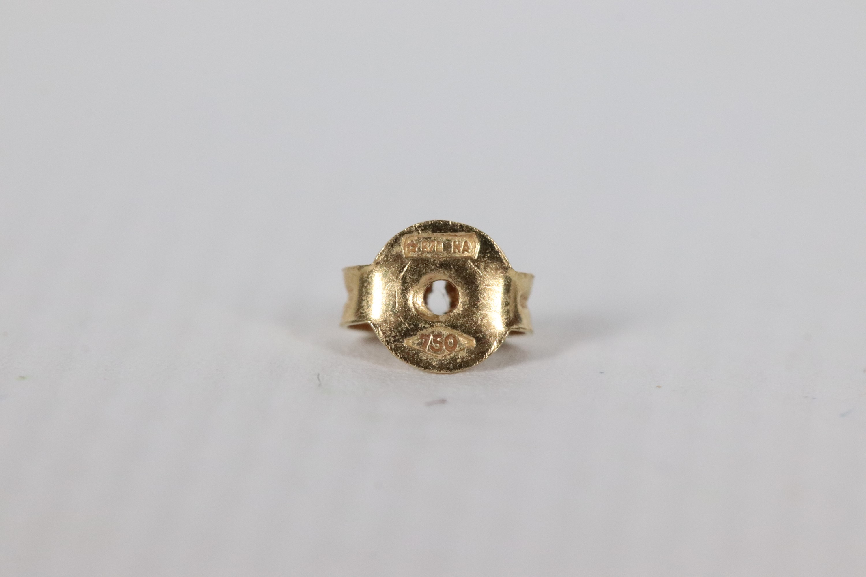 Orecchini a bottone con perle coltivate 8,5 mm, con perno e chiusura in oro giallo 18kt. Una farf...