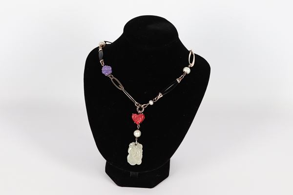 Necklace in 925 gold-plated silver, with amethyst, quartz, onyx, natural coral and cultured pearls. Branded Campagnolo Jewels. Necklace length 45 cm, pendant 7 cm