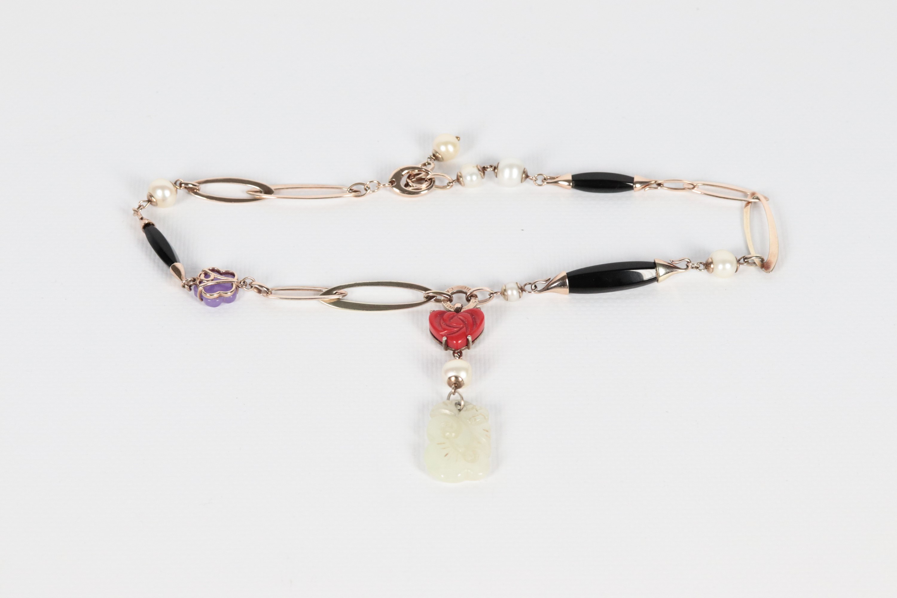 Collana in argento dorato Titolo 925, con ametista, quarzo, onici, corallo naturale e perle colti...