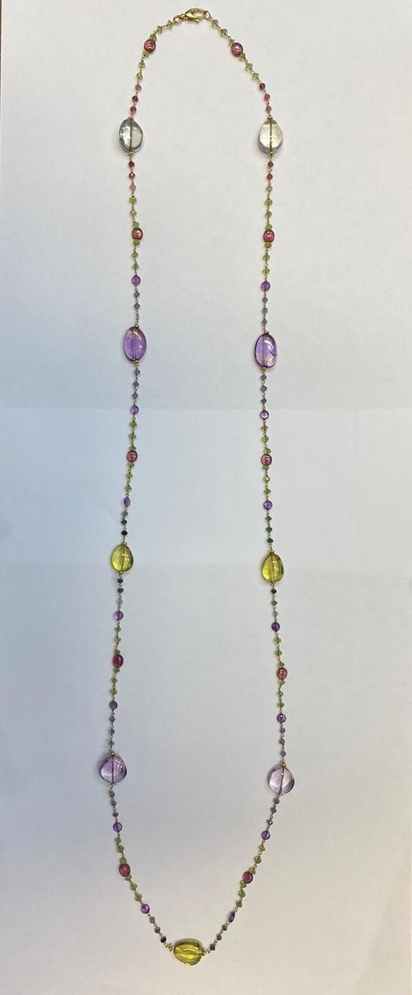 Long necklace of peridots and amethysts set in 18kt yellow gold, length 99 cm 