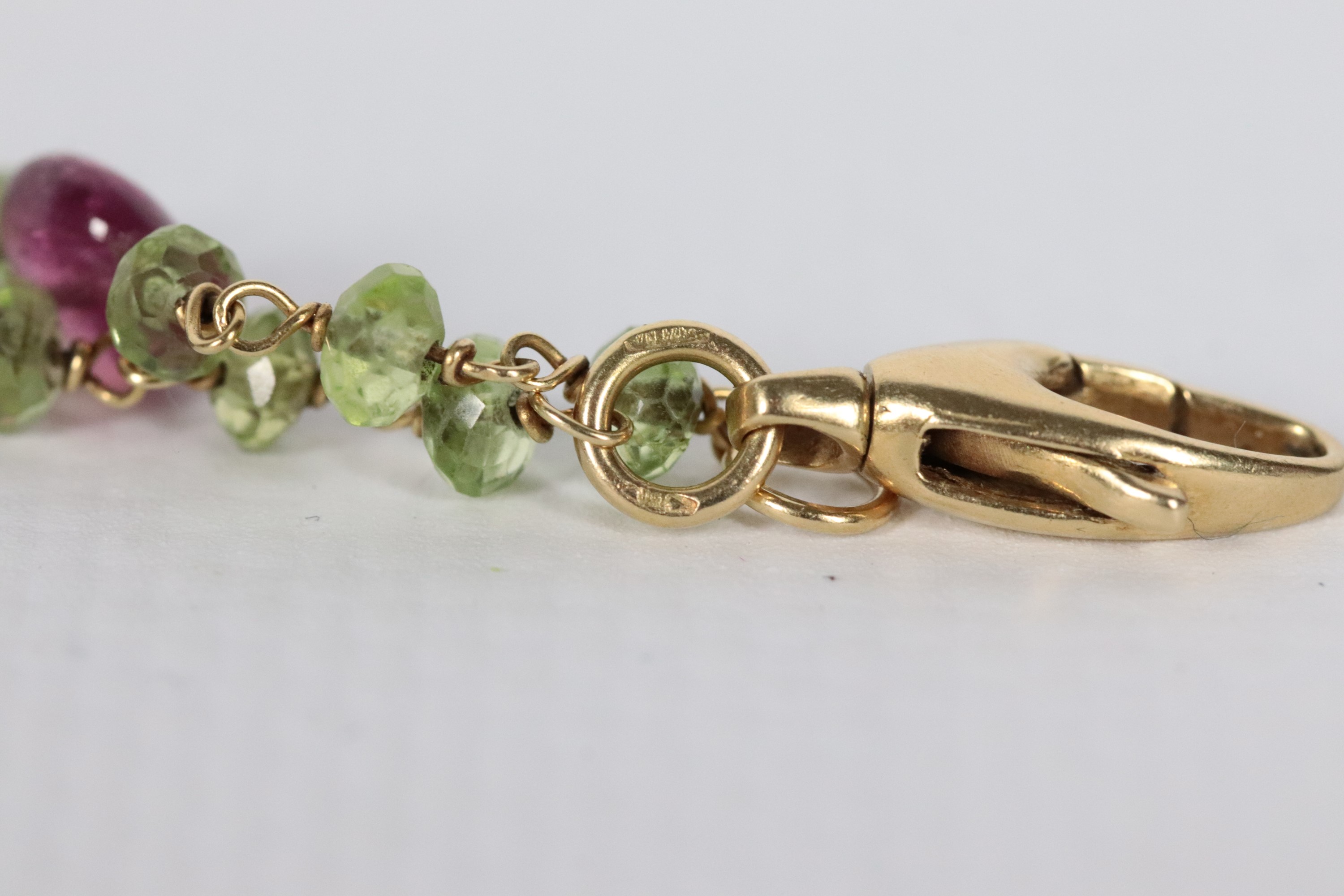 Lunga collana di peridoti e ametiste montata in oro giallo 18kt, lunghezza cm 99