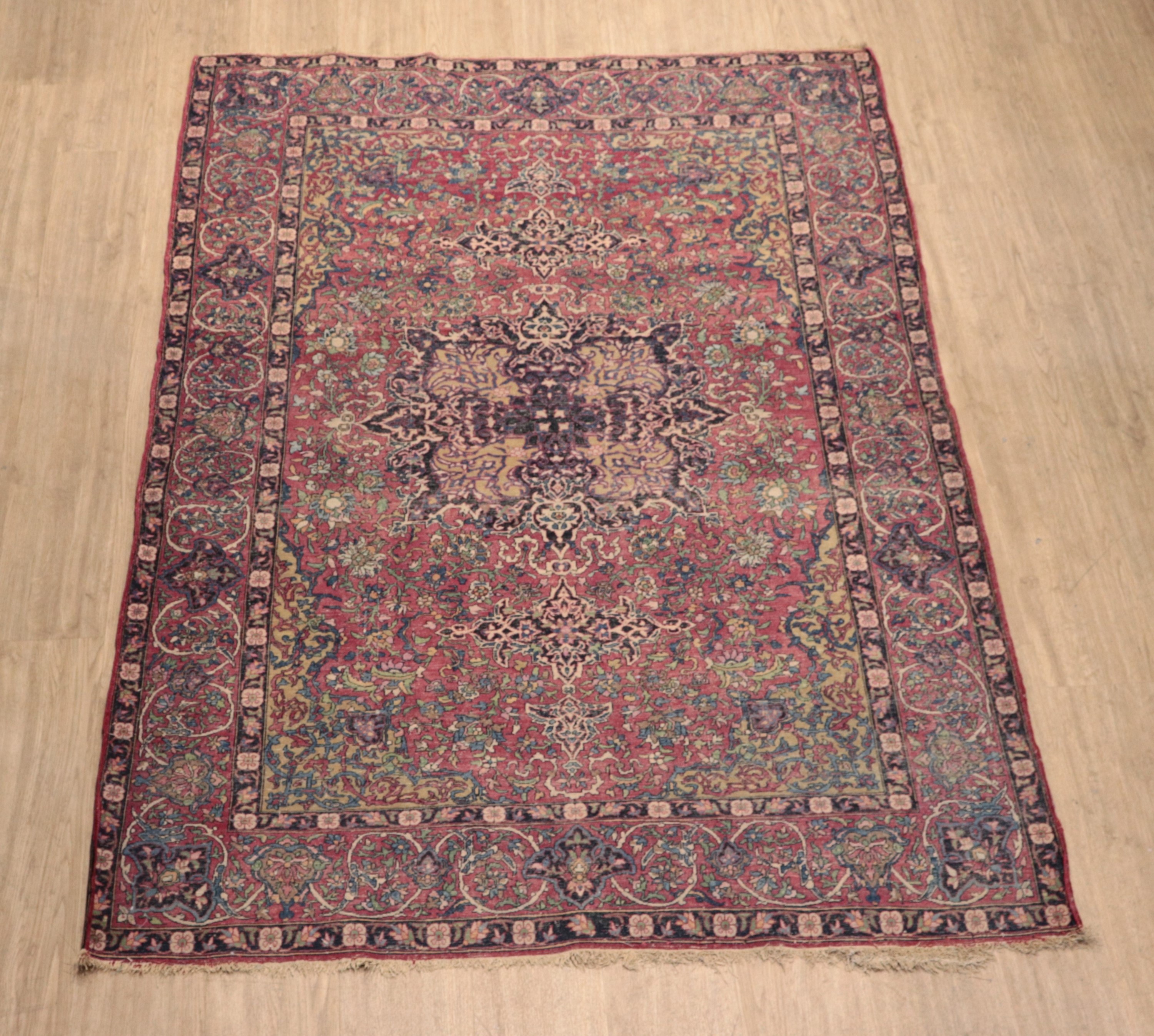 Tappeto persiano Tabriz a disegno geometrico floreale su fondo rosso e avana