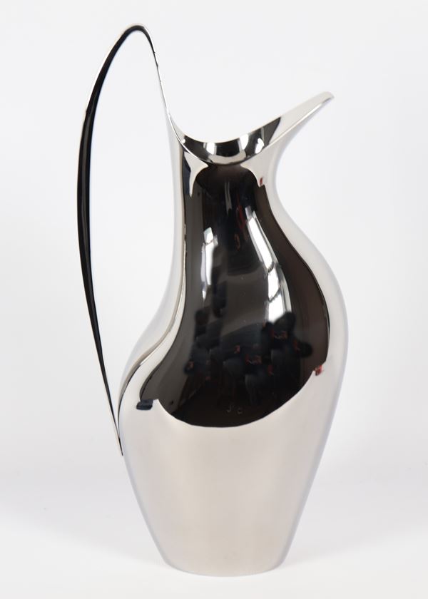 Georg Jensen Koppel Jug 1.9 L, mirror polished steel. Designed in 1955 by the famous sculptor Henning Koppel (1918-1981), it is considered an icon in the history of Danish design. Marked Georg Jensen