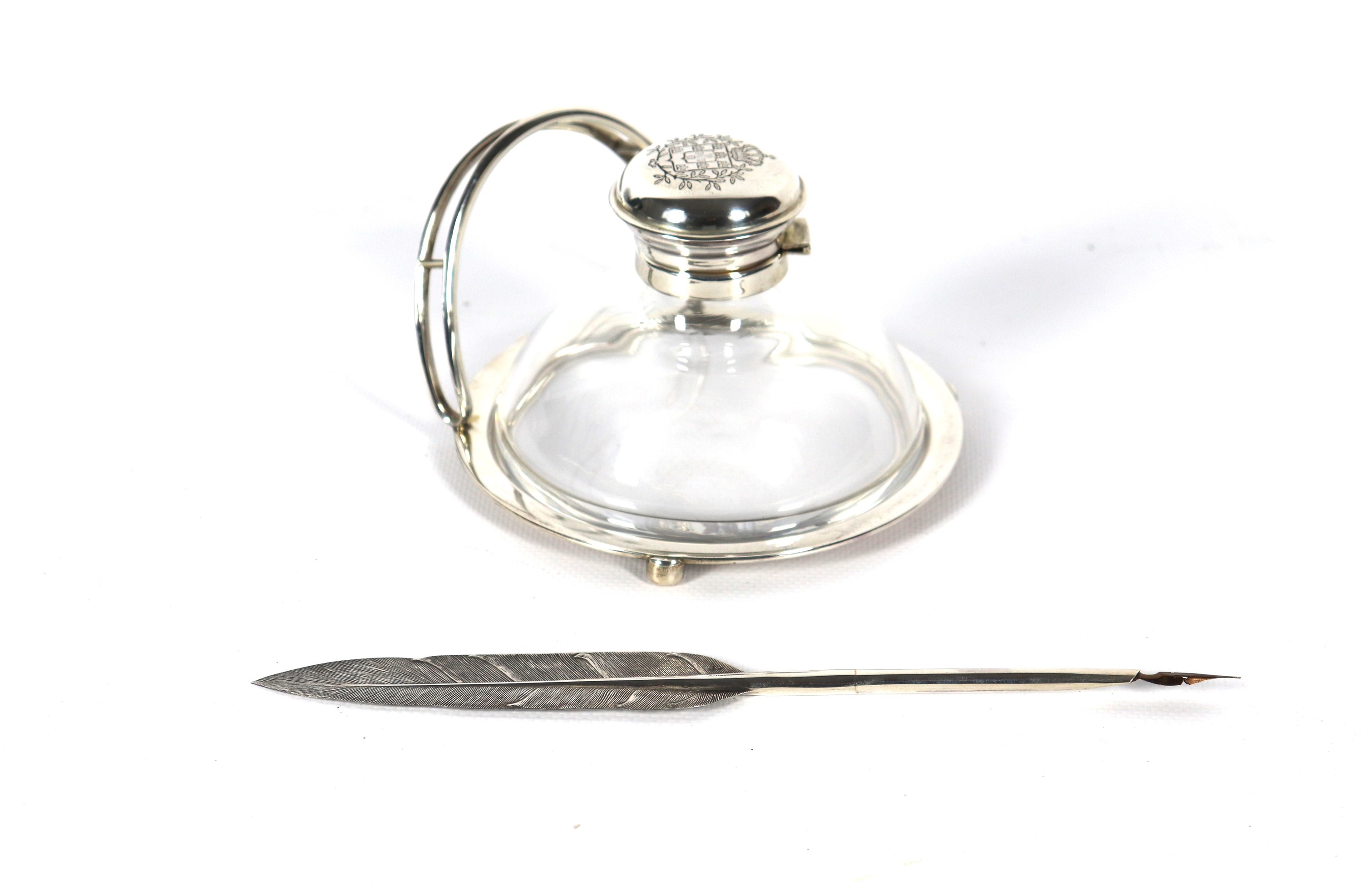 Calamaio da tavolo in argento portoghese con porta pennino, astuccio originale