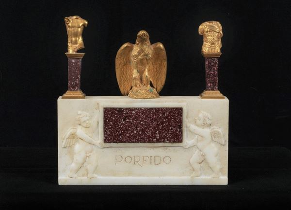 Frontespizio romano in marmo bianco e porfido, con aquila e busti romani in bronzo dorato e cesellato