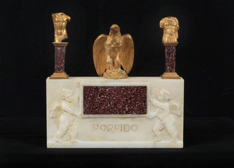 Frontespizio romano in marmo bianco e porfido, con aquila e busti romani in bronzo dorato e cesel...