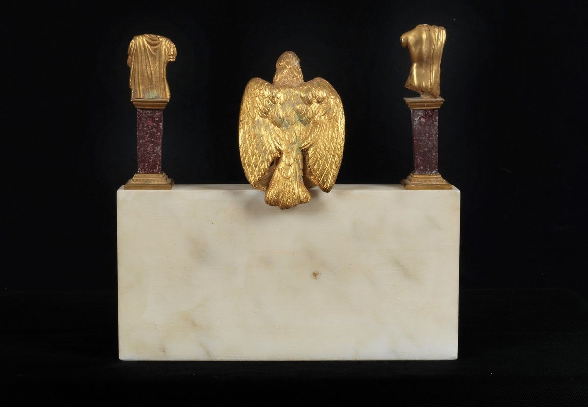 Frontespizio romano in marmo bianco e porfido, con aquila e busti romani in bronzo dorato e cesel...