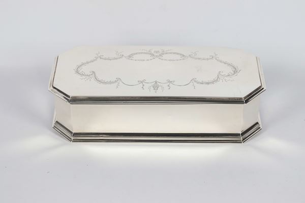 Antique large English silver box from the Edward VII era, octagonal in shape, with chased floral scrolls on the lid, 840 g