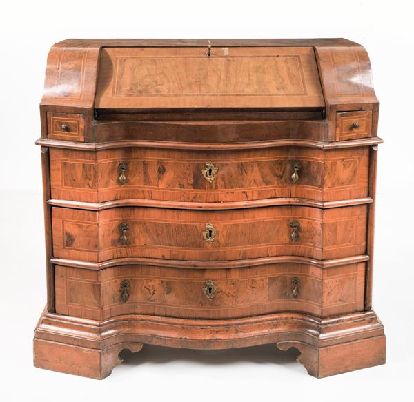 Antique Veronese drop-leaf desk with a curved shape, in walnut and walnut root, with boxwood inlaid fillets, a drop-leaf forming a writing desk, three drawers underneath and slipper legs