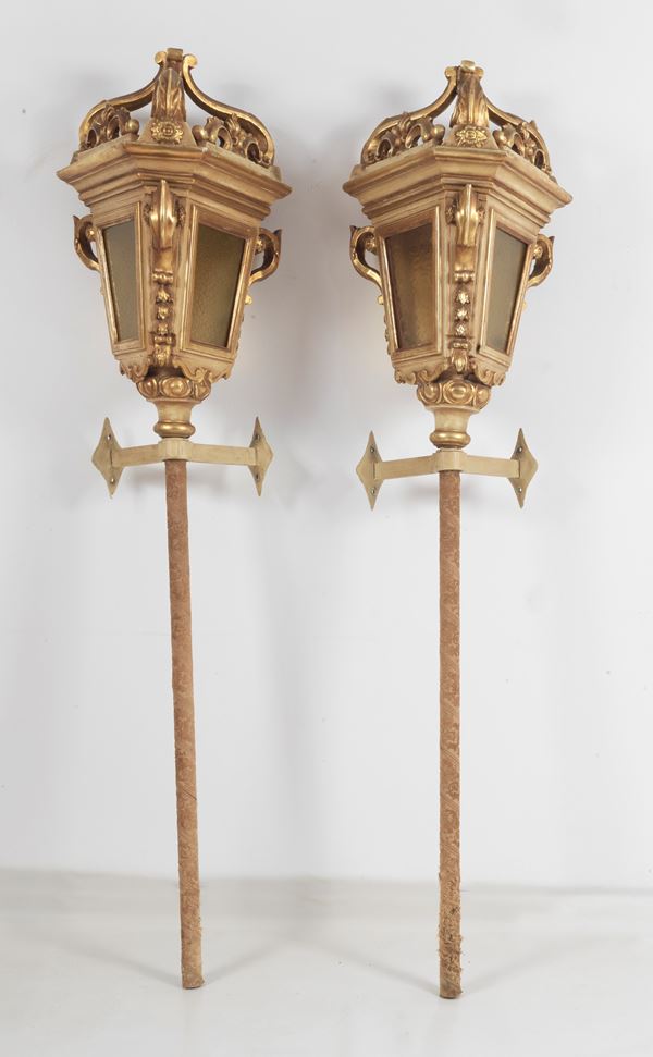 Antique Venetian floor lanterns in gilded wood and carved with Louis XV motifs, wooden stand 