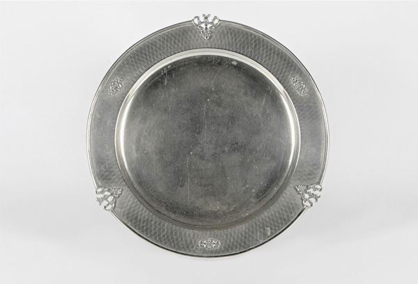 Round plate in silver